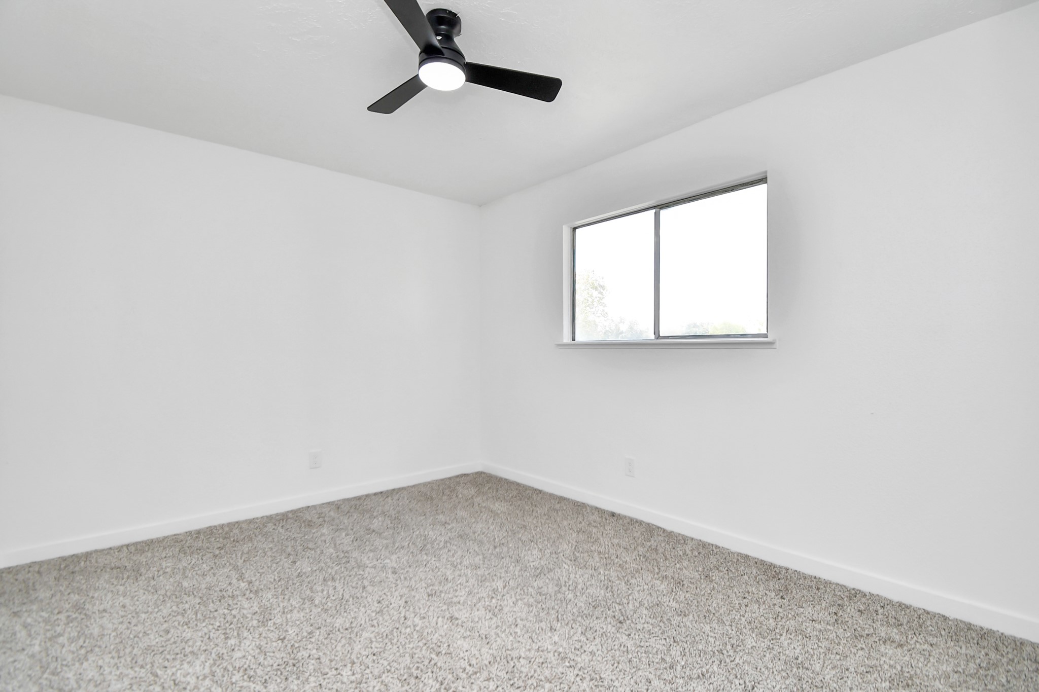 9912 Cardinal Street La Porte, TX 77571 - Photo 16 of 34 an empty room with a window