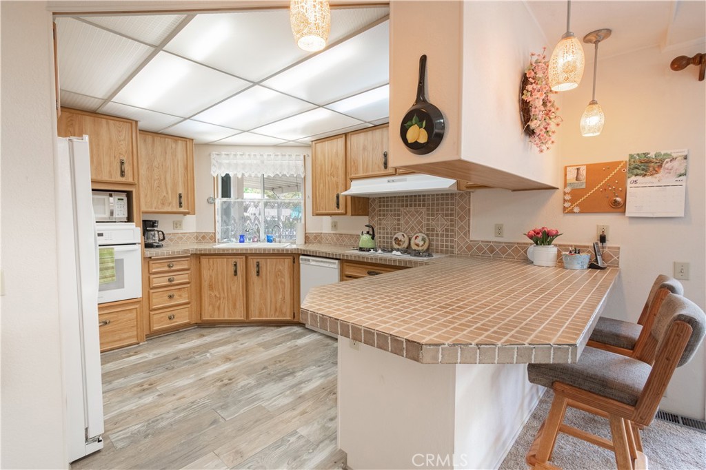 342 Bobwhite Drive Paso Robles, CA 93446 - Photo 7 of 35 a large kitchen with a table and chairs