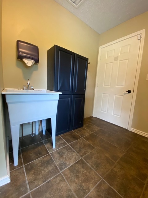 11426 East Radisson Road Mount Vernon, IL 62864 - Photo 28 of 56 a room with a table and a chair