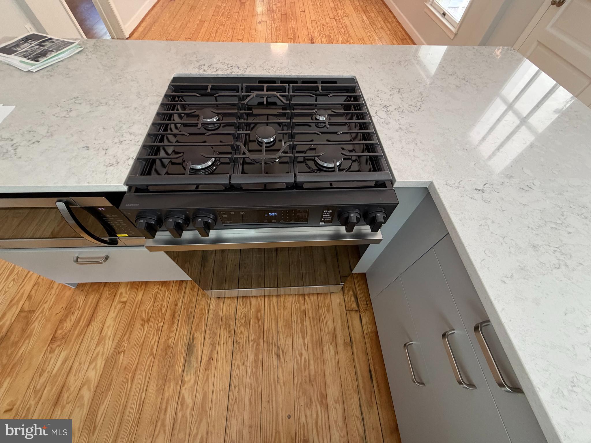 240 Whorton Hollow Road Castleton, VA 22716 - Photo 8 of 37 Samsung 5-Burner Gas range & convection oven