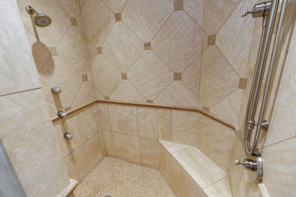 2462 Lane Road Columbus, OH 43220 - Photo 32 of 80 Primary Suite Full Bathroom