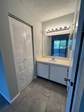 $1,495 | 718 Executive Center Drive, Unit 22, West Palm Beach, FL 33401