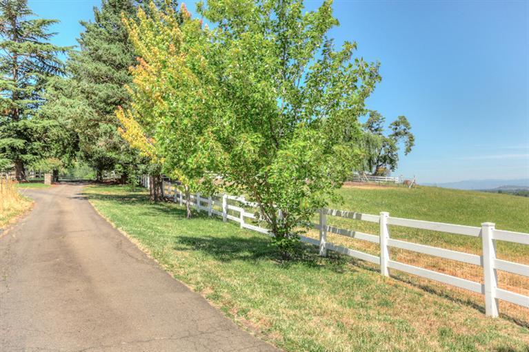 302 West Hilltop Road Talent, OR 97540 - Photo 8 of 32 Additional Photo