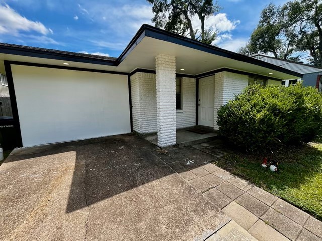 1409 20th Street Huntsville, TX 77340 - Photo 2 of 13 a backyard of a house with lots of green space