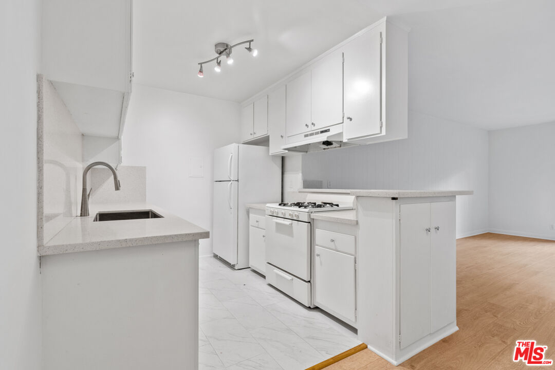 7712 Paseo Del Rey, Unit 4 Playa del Rey, CA 90293 - Photo 9 of 16 Gallery Image 9