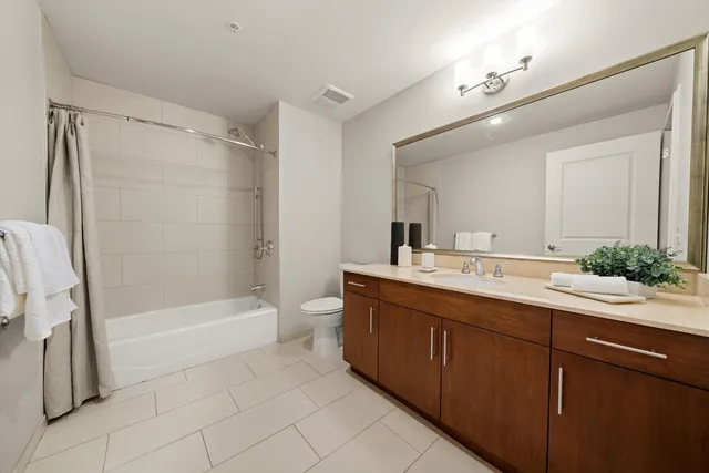 $1,615,000 | 850 North Lake Shore Drive, Unit 405, Chicago, IL 60611