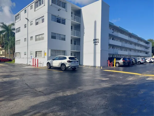 $1,975 | 1333 East Hallandale Beach Boulevard, Unit 115, Hallandale Beach, FL 33009