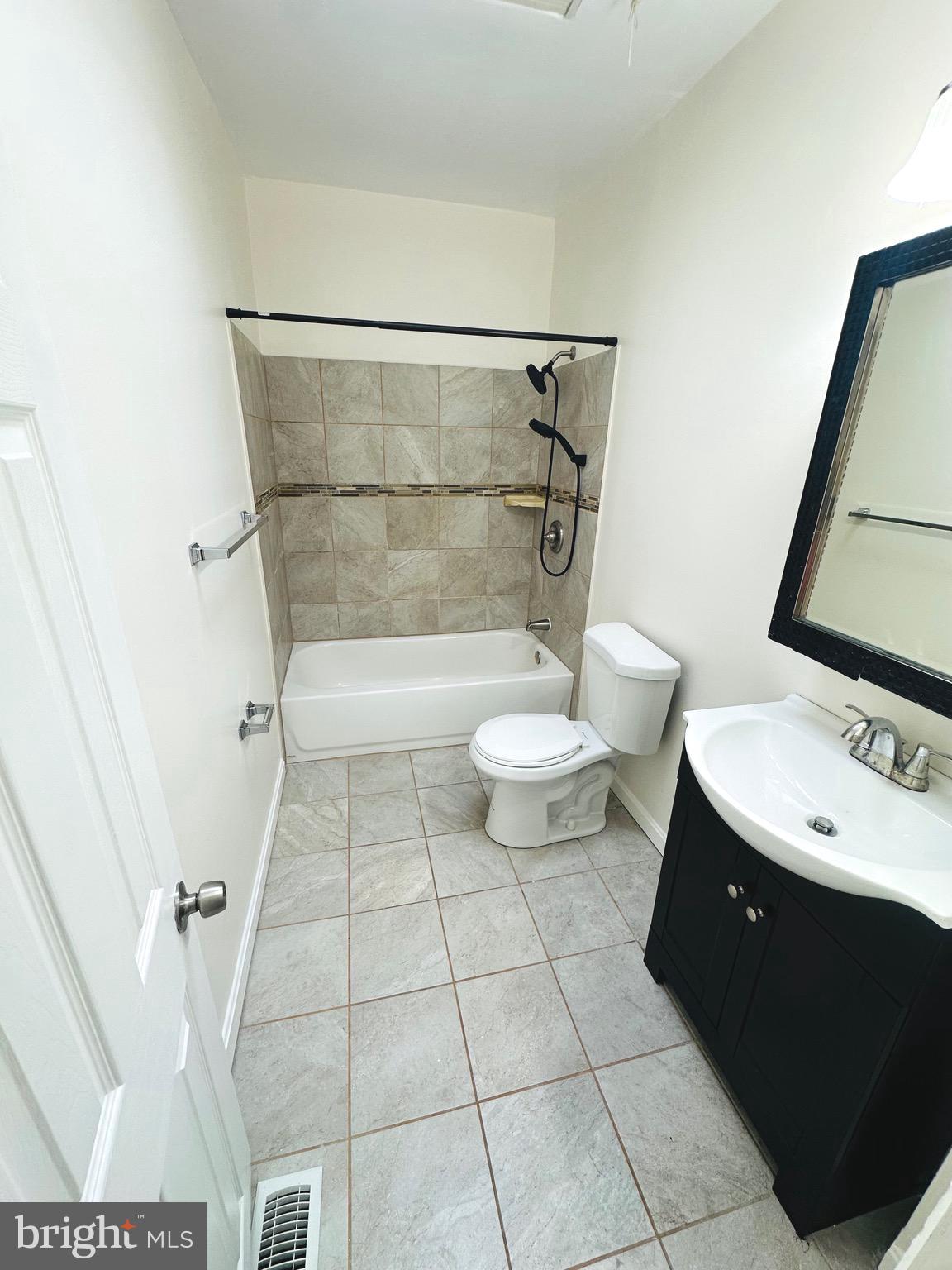 429 Yale Avenue Baltimore, MD 21229 - Photo 25 of 33 Large upper level bathroom