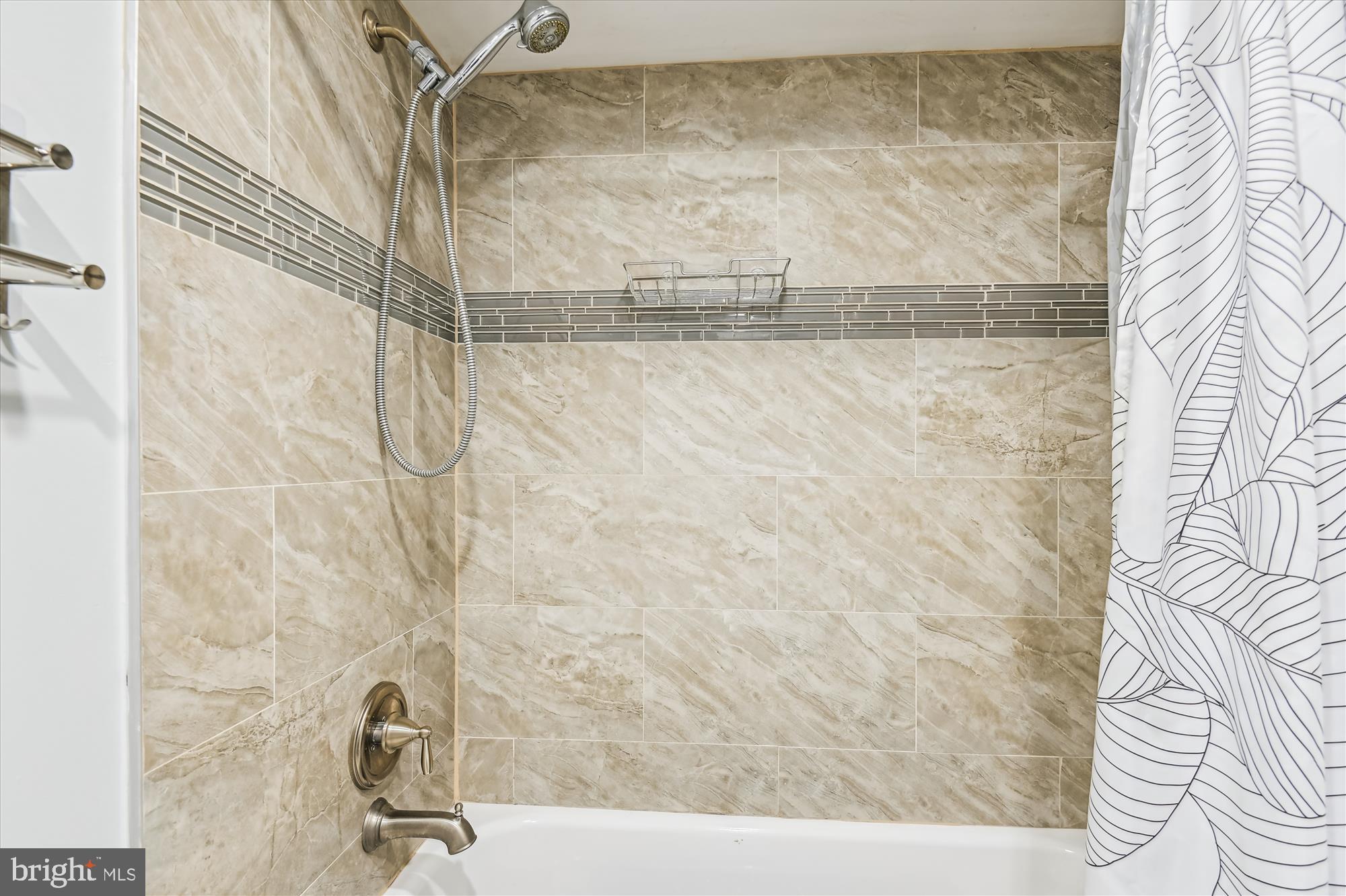 1690 Yakona Road Towson, MD 21286 - Photo 28 of 31 Tub and Shower Combo