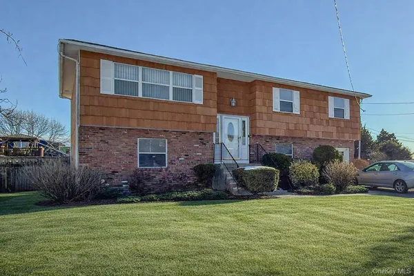 $795,999 | 40 East Lincoln Avenue, Massapequa, NY 11758