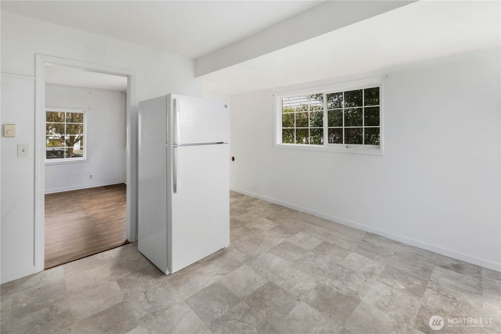 1218 South Ridgewood Avenue Tacoma, WA 98405 - Photo 14 of 24 an empty room with windows