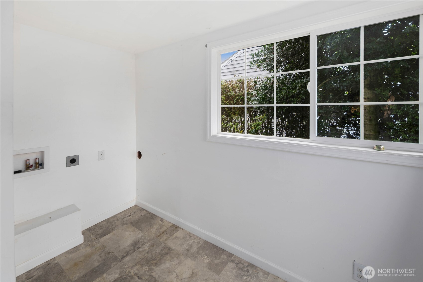 1218 South Ridgewood Avenue Tacoma, WA 98405 - Photo 15 of 24 a view of empty room with windows