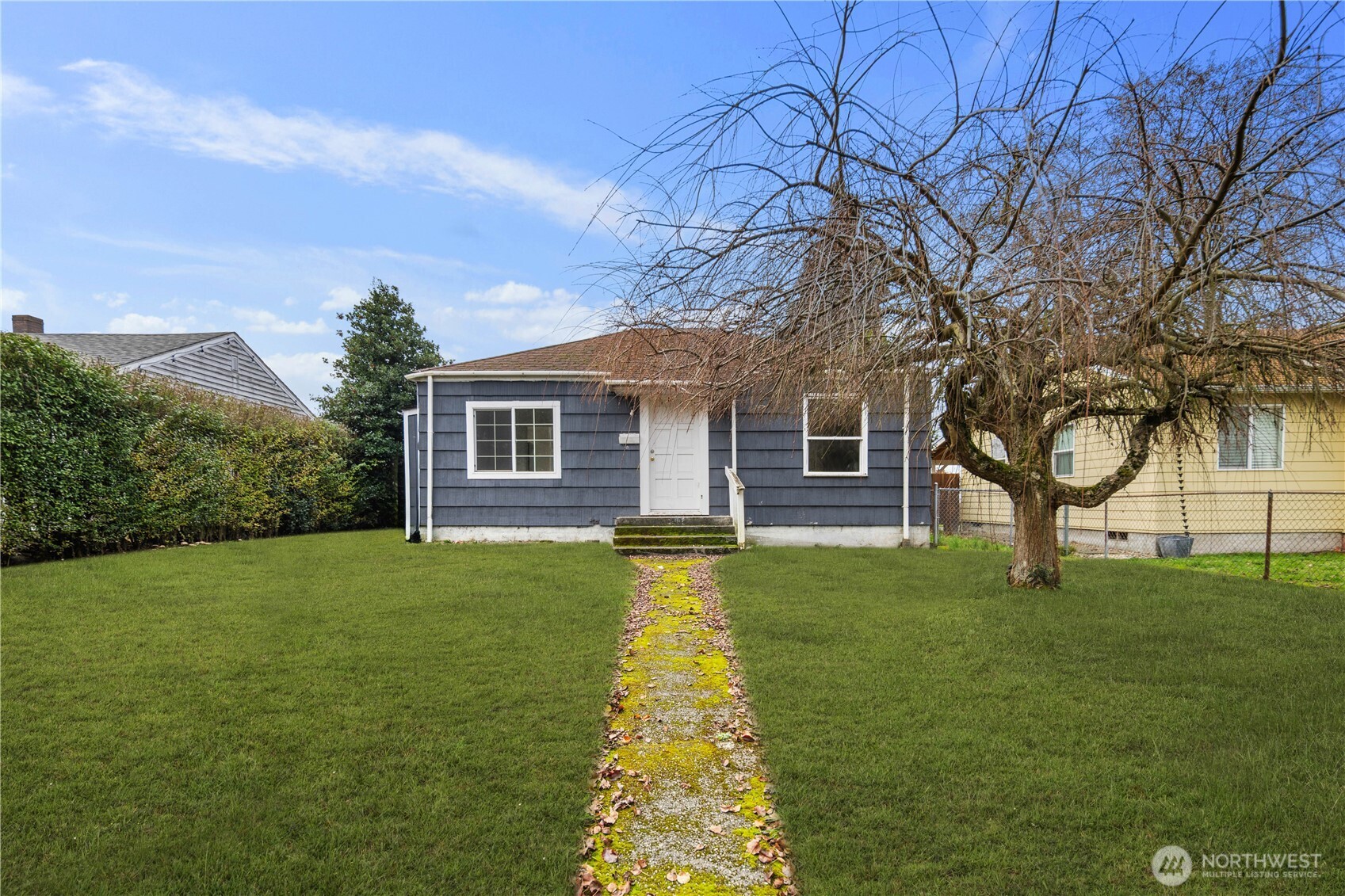 1218 South Ridgewood Avenue Tacoma, WA 98405 - Photo 2 of 24 a backyard of a house with lots of green space