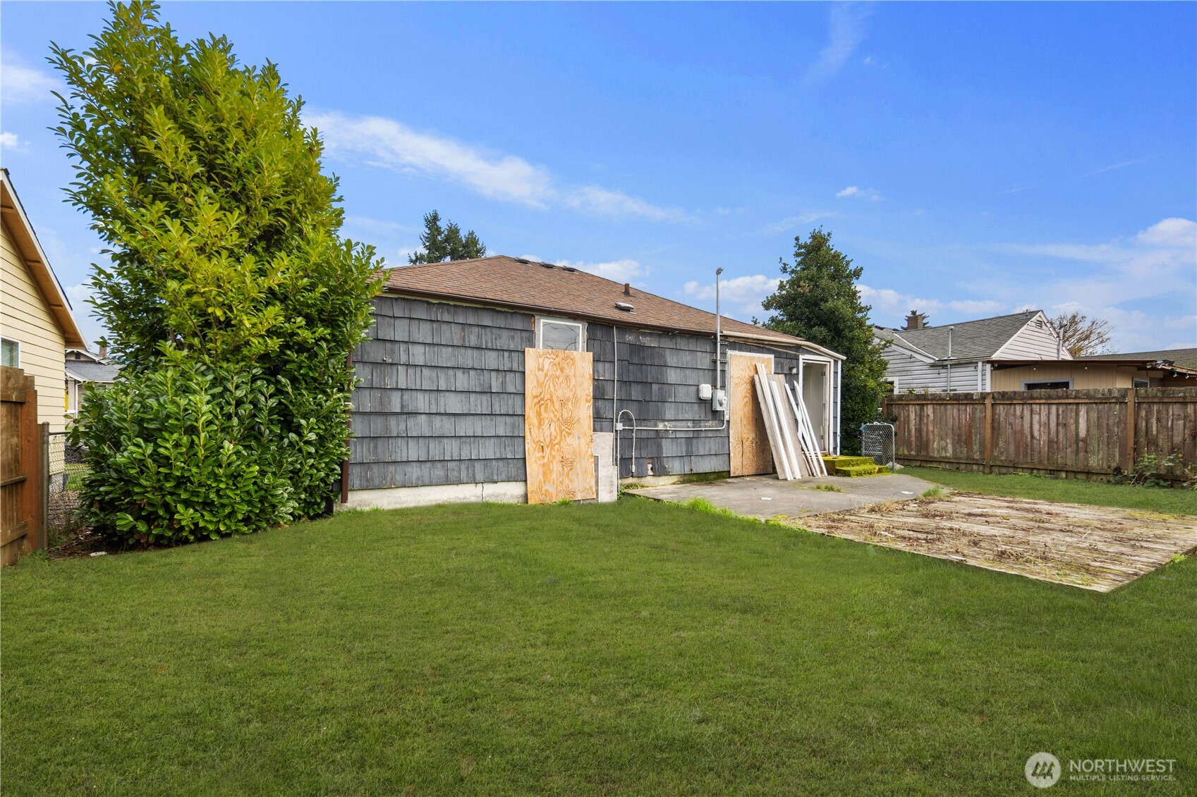 1218 South Ridgewood Avenue Tacoma, WA 98405 - Photo 22 of 24 a view of a backyard of the house