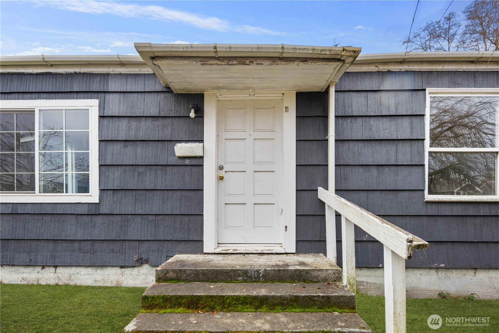 1218 South Ridgewood Avenue Tacoma, WA 98405 - Photo 4 of 24 a view of a small house with wooden fence