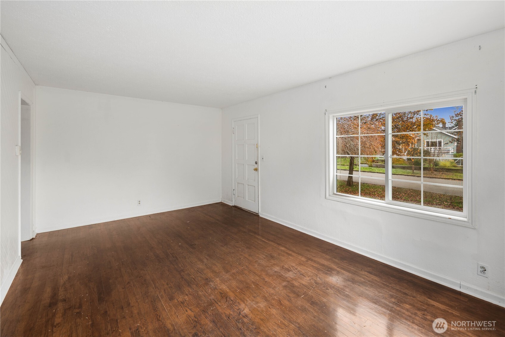 1218 South Ridgewood Avenue Tacoma, WA 98405 - Photo 7 of 24 an empty room with a window