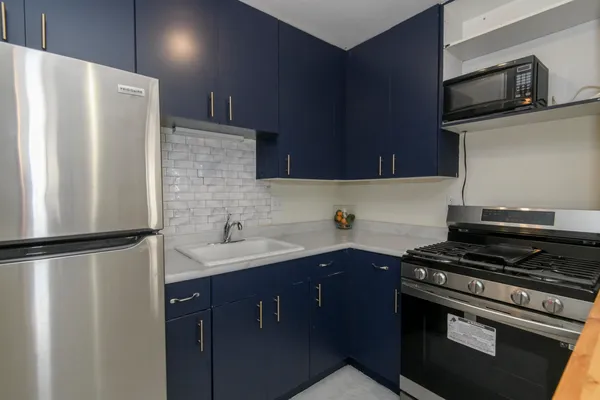 $110,900 | 2222 East Belleview Place, Milwaukee, WI 53211