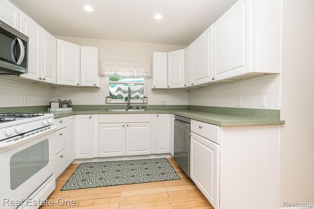 370 South Rochester Road Rochester, MI 48307 - Photo 23 of 37 Microwave and Dishwasher newer, included