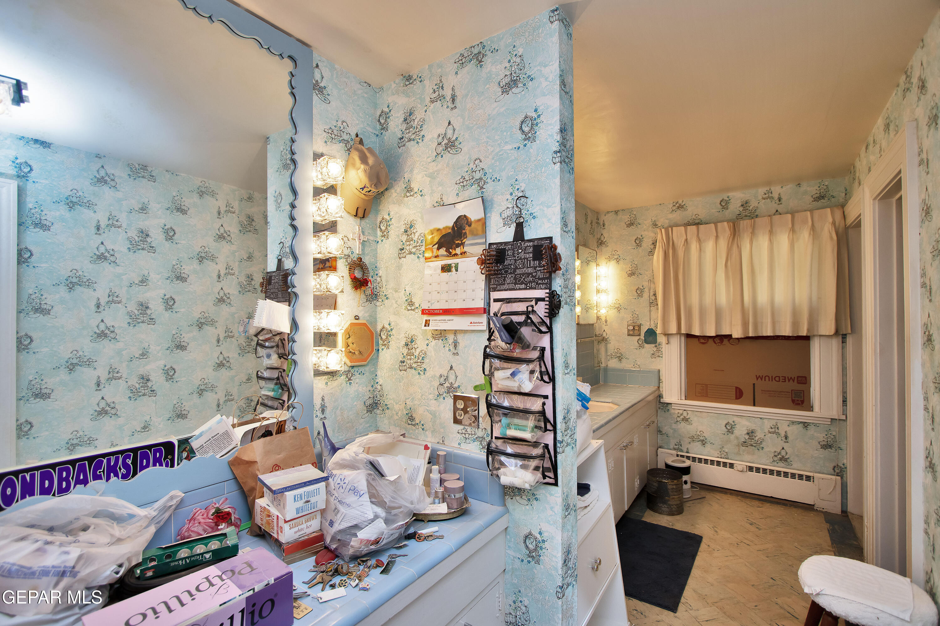 110 Southwest Creosote Road Out Of Service Area, OUT OF SERVICE AREA 99999 - Photo 32 of 101 a living room with furniture and a rug