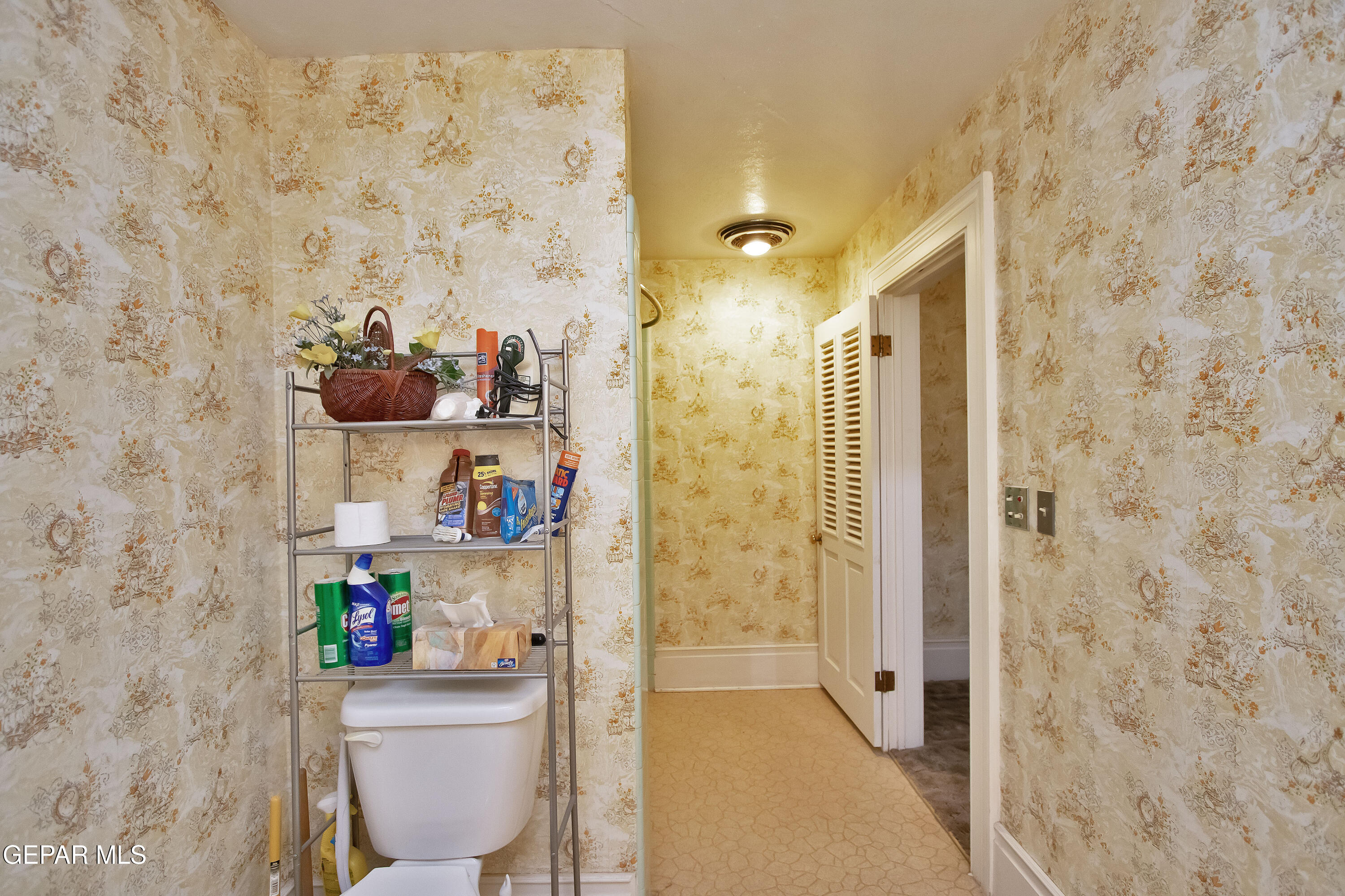 110 Southwest Creosote Road Out Of Service Area, OUT OF SERVICE AREA 99999 - Photo 45 of 101 a bathroom with a shower and a toilet