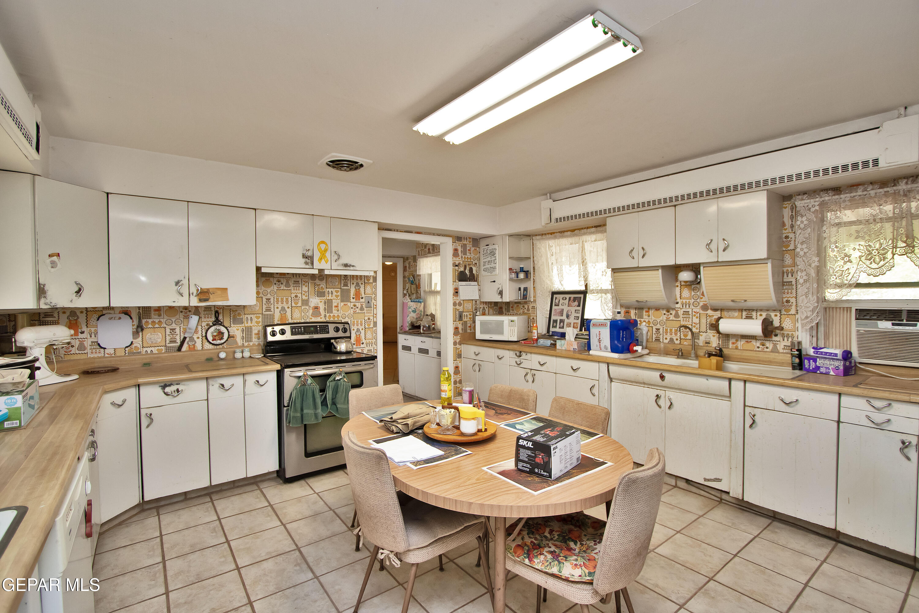 110 Southwest Creosote Road Out Of Service Area, OUT OF SERVICE AREA 99999 - Photo 64 of 101 Kitchen