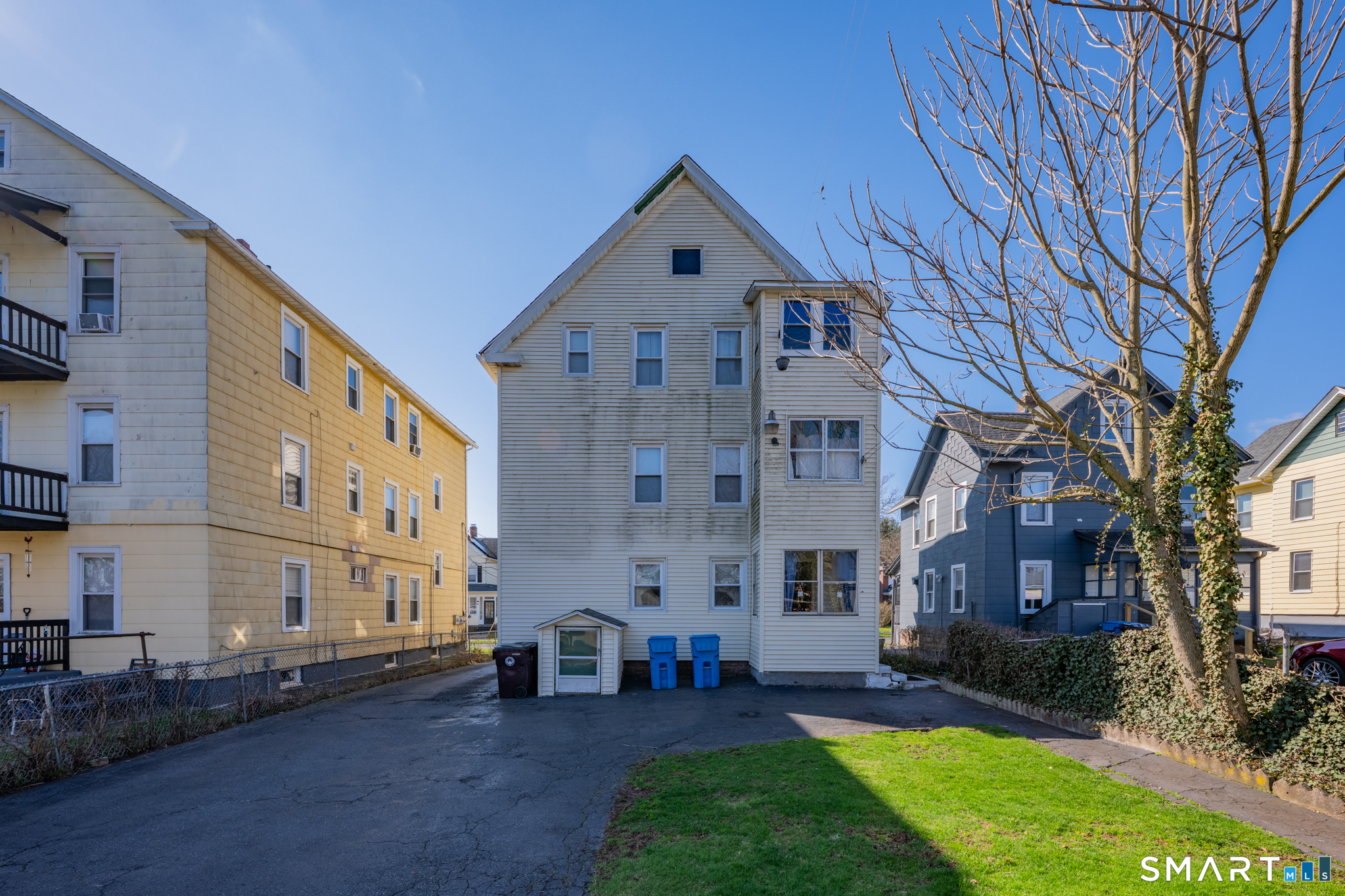 112 Austin Street New Britain, CT 06051 - Photo 33 of 40 a front view of a building with garden