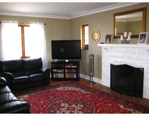 616 Beverly Road Mt. Lebanon, PA 15243 - Photo 4 of 18 Living Room.