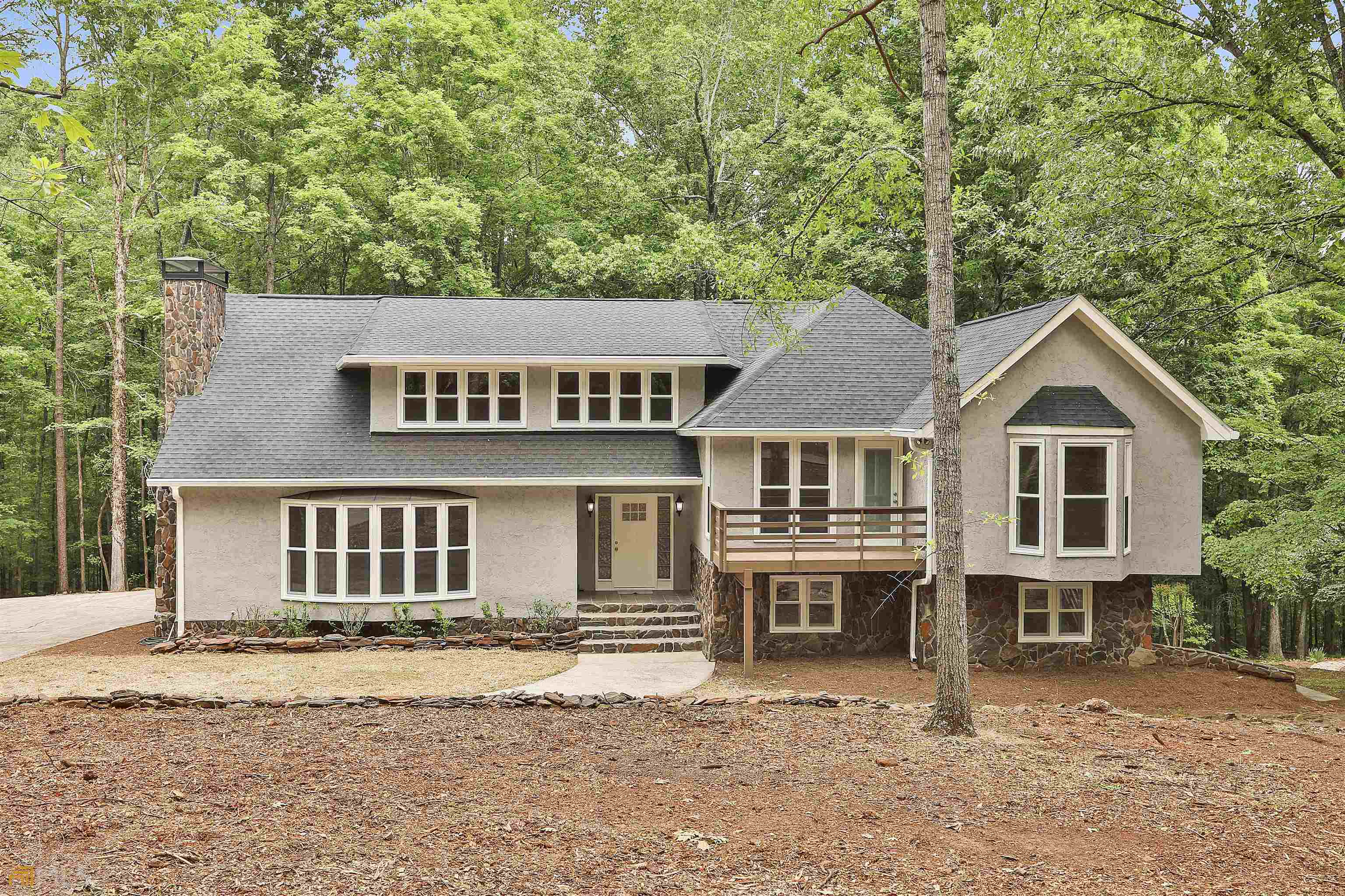 a view of a house with a yard