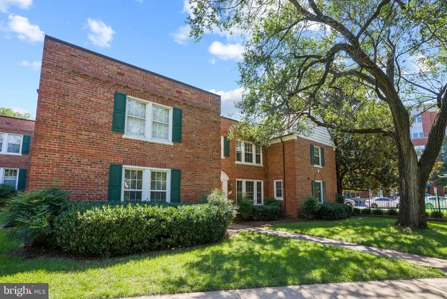 $1,900 | 1721 Queens Lane, Unit 1103, Arlington, VA 22201