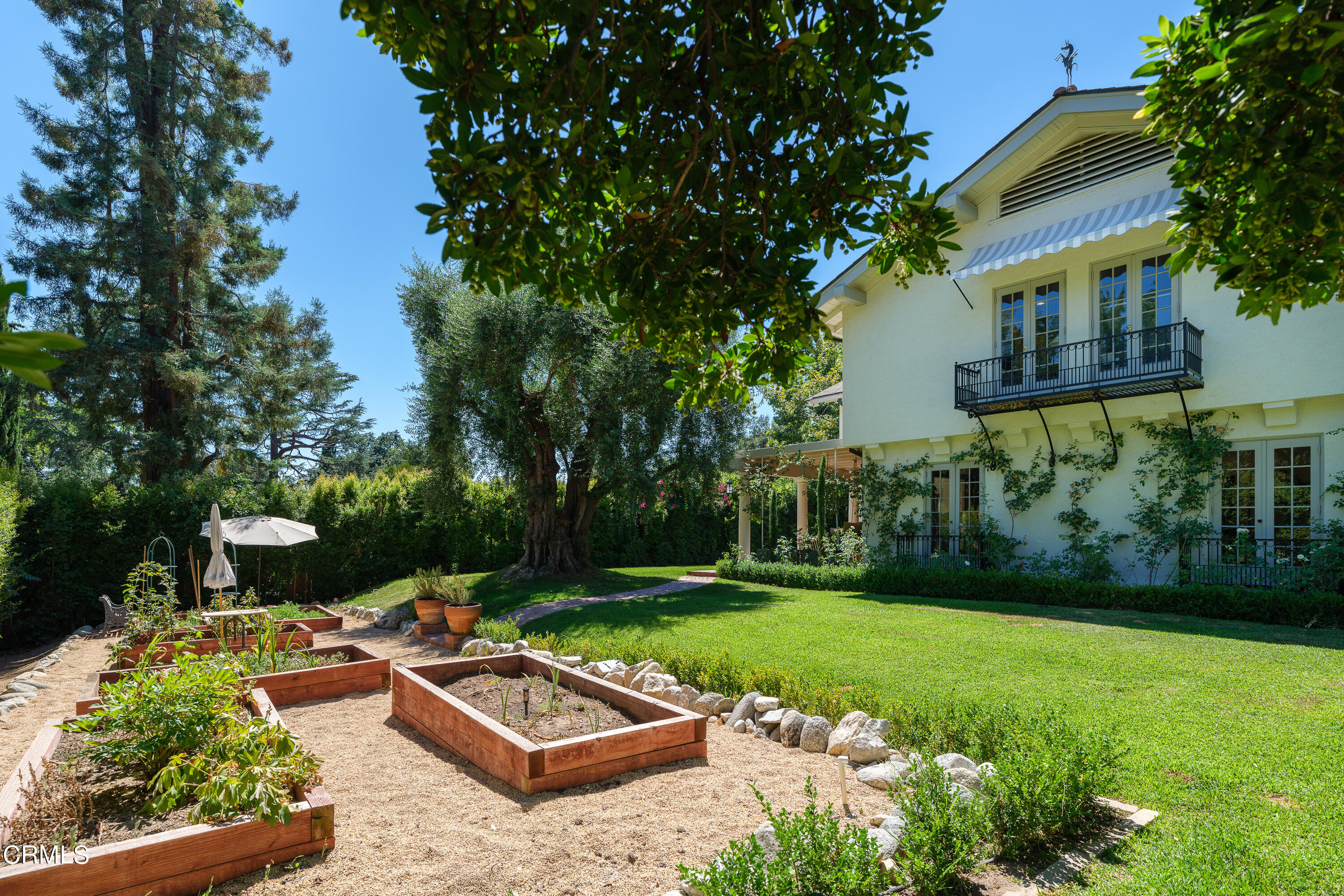 2709 Visscher Place Altadena, CA 91001 - Photo 7 of 75 a view of a backyard with plants and patio