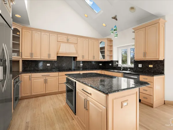 $1,050,000 | 22898 North Foxtail Drive, Kildeer, IL 60047