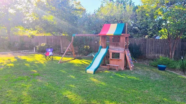 a view of an house with backyard and patio