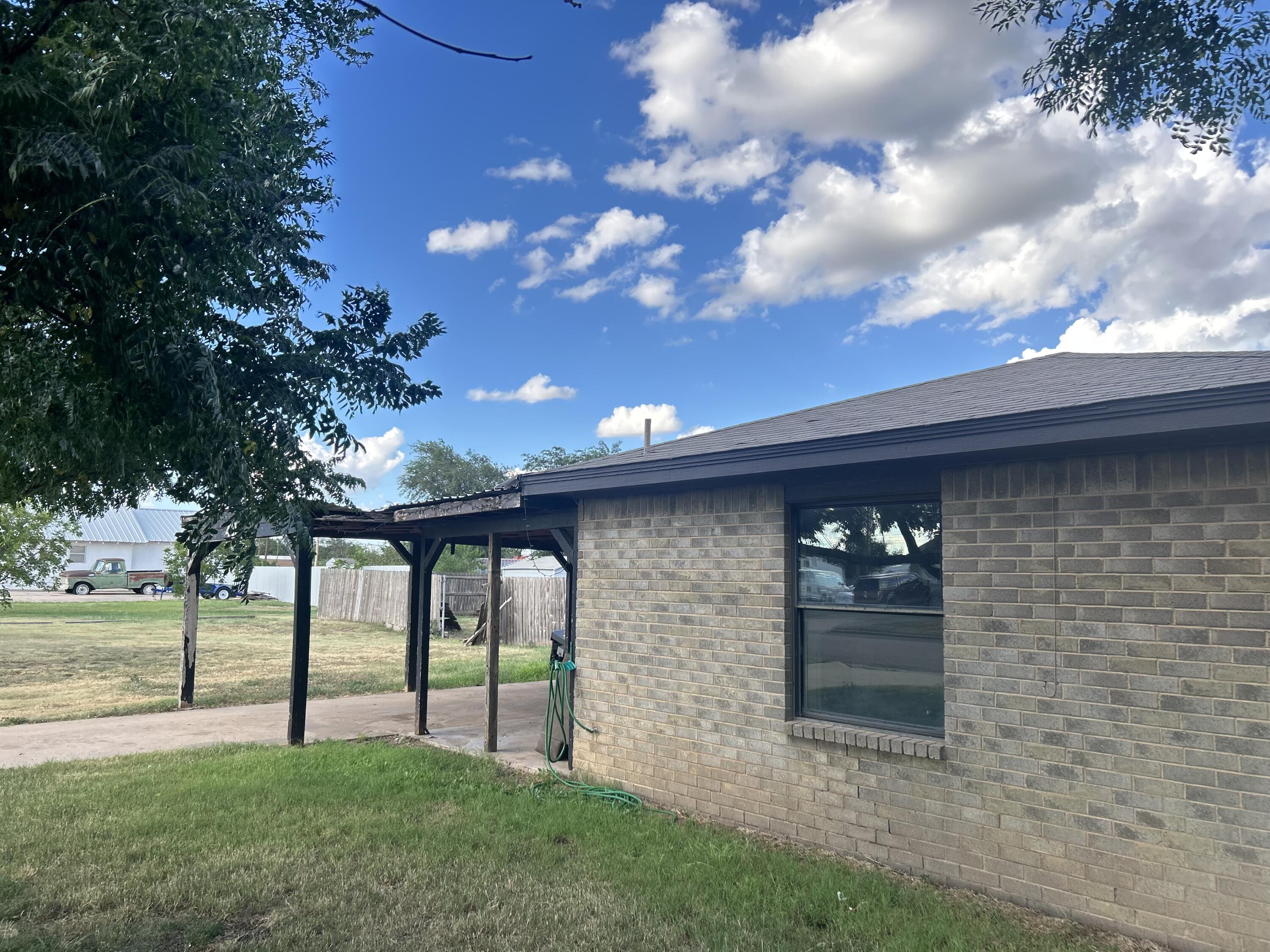 407 South Collins Avenue Tulia, TX 79088 - Photo 3 of 19 IMG_4782
