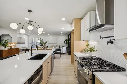 a view of entryway with patio