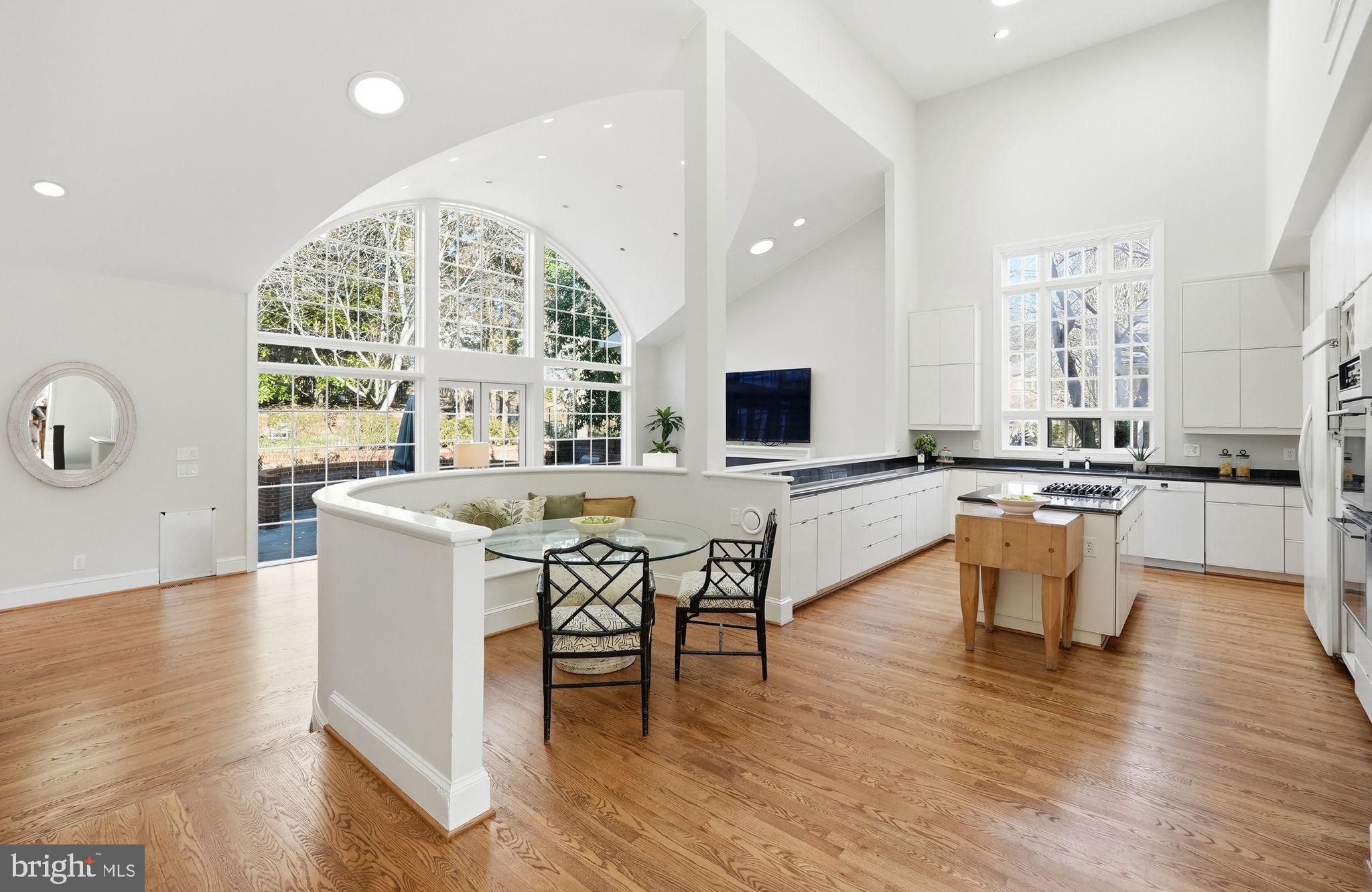 10033 Chartwell Manor Court Potomac, MD 20854 - Photo 5 of 20 Breakfast Nook & Kitchen