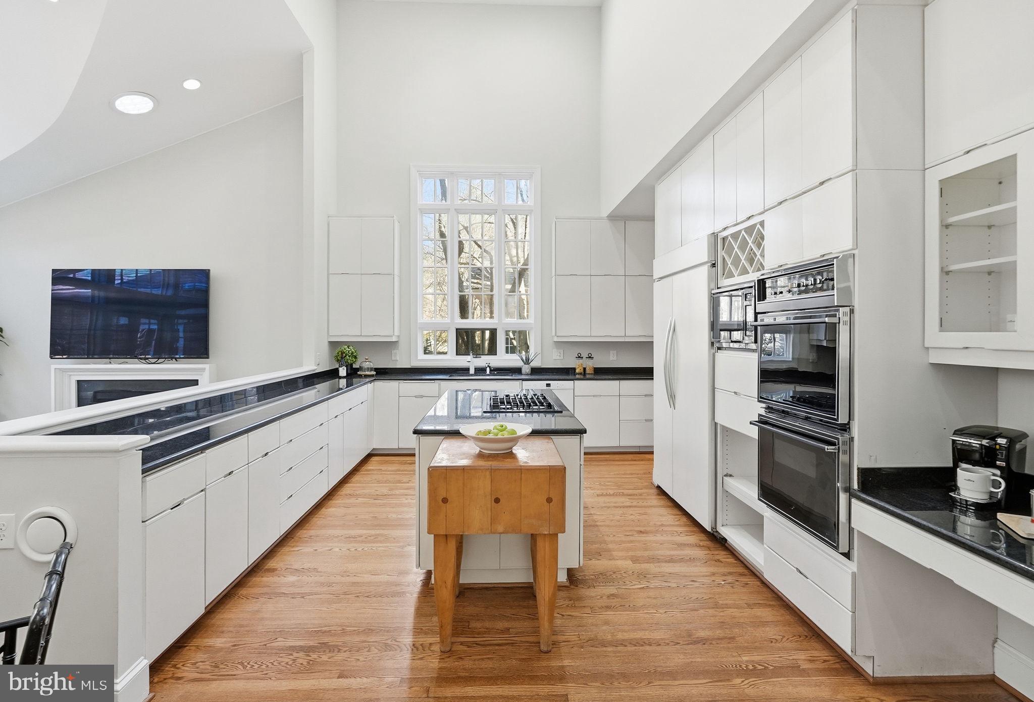 10033 Chartwell Manor Court Potomac, MD 20854 - Photo 6 of 20 Expansive Kitchen