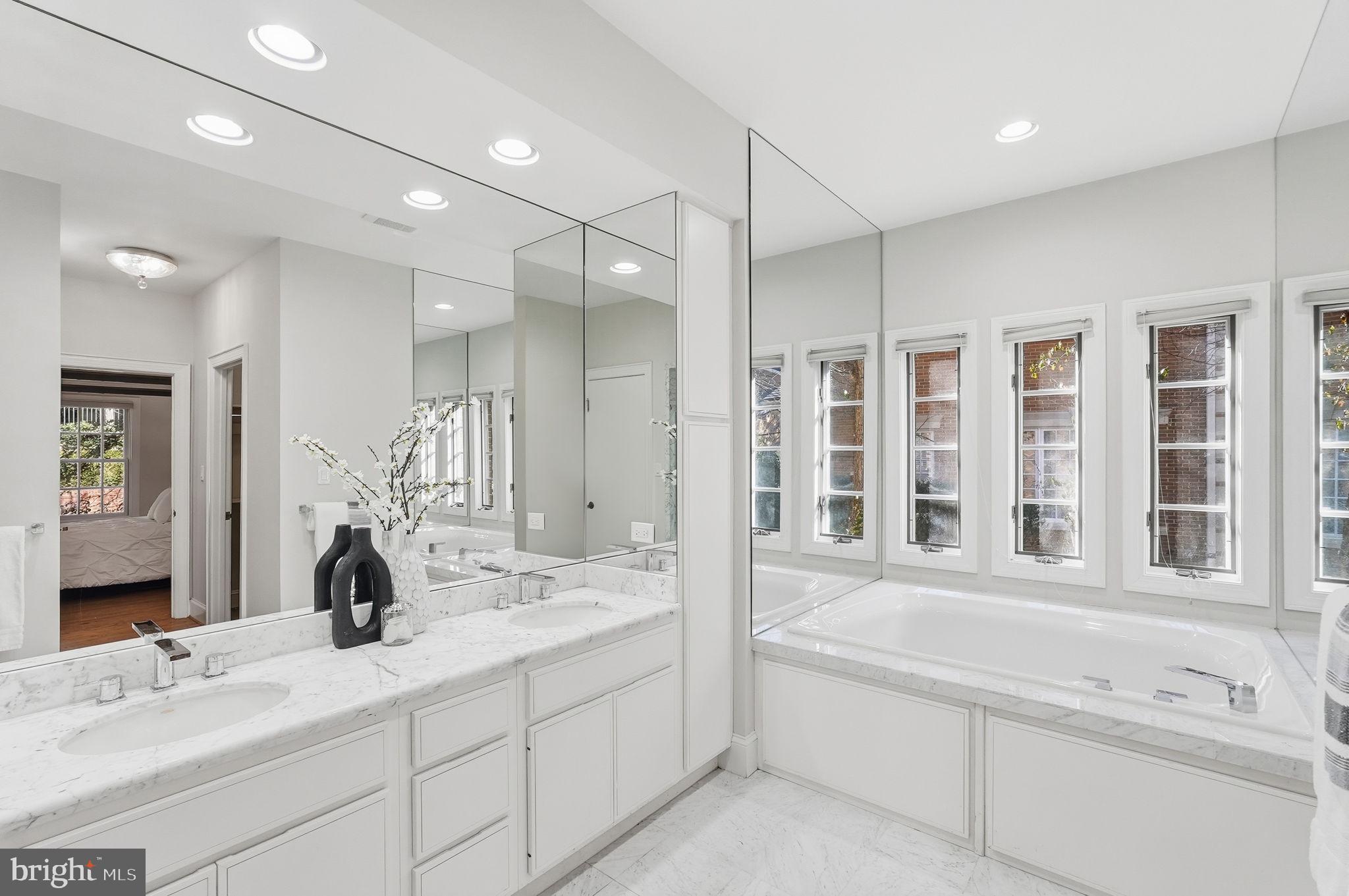 10033 Chartwell Manor Court Potomac, MD 20854 - Photo 10 of 20 Main Level Primary Bath