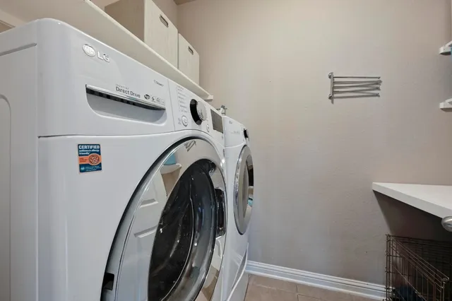 a view of entryway with washer and dryer