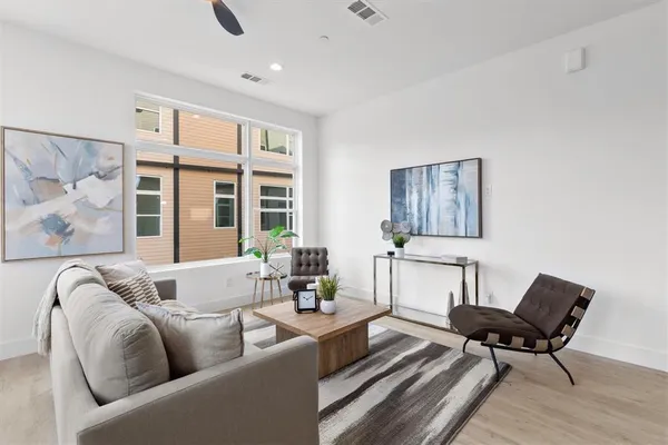$3,550 | 723 West 10th Street, Unit 101, Dallas, TX 75208