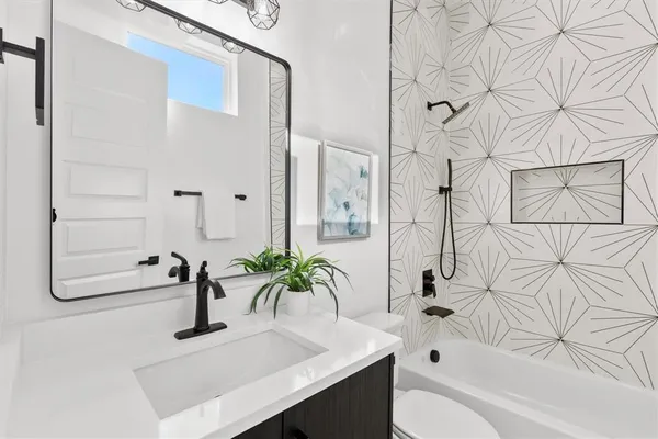 $3,550 | 723 West 10th Street, Unit 101, Dallas, TX 75208