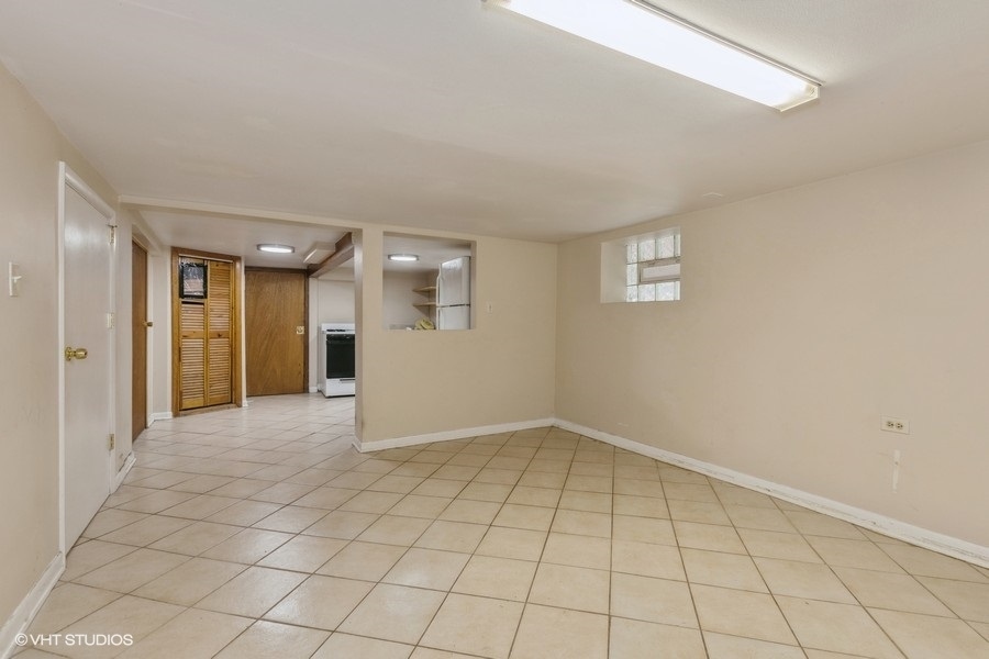 1840 West Huron Street, Unit 1 Chicago, IL 60622 - Photo 12 of 16 a view of an empty room and window