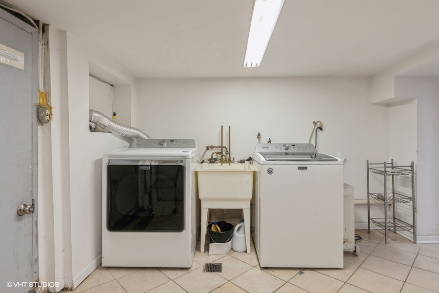 1840 West Huron Street, Unit 1 Chicago, IL 60622 - Photo 14 of 16 a utility room with dryer and washer