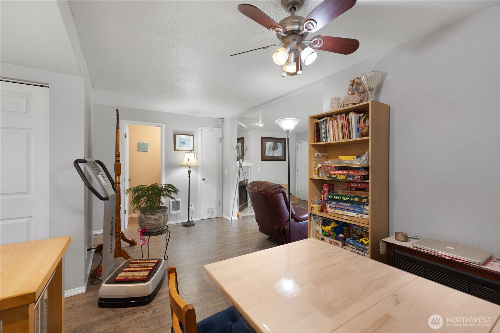 701 5th Avenue South, Unit C105 Kent, WA 98032 - Photo 7 of 31 a workspace with furniture and window