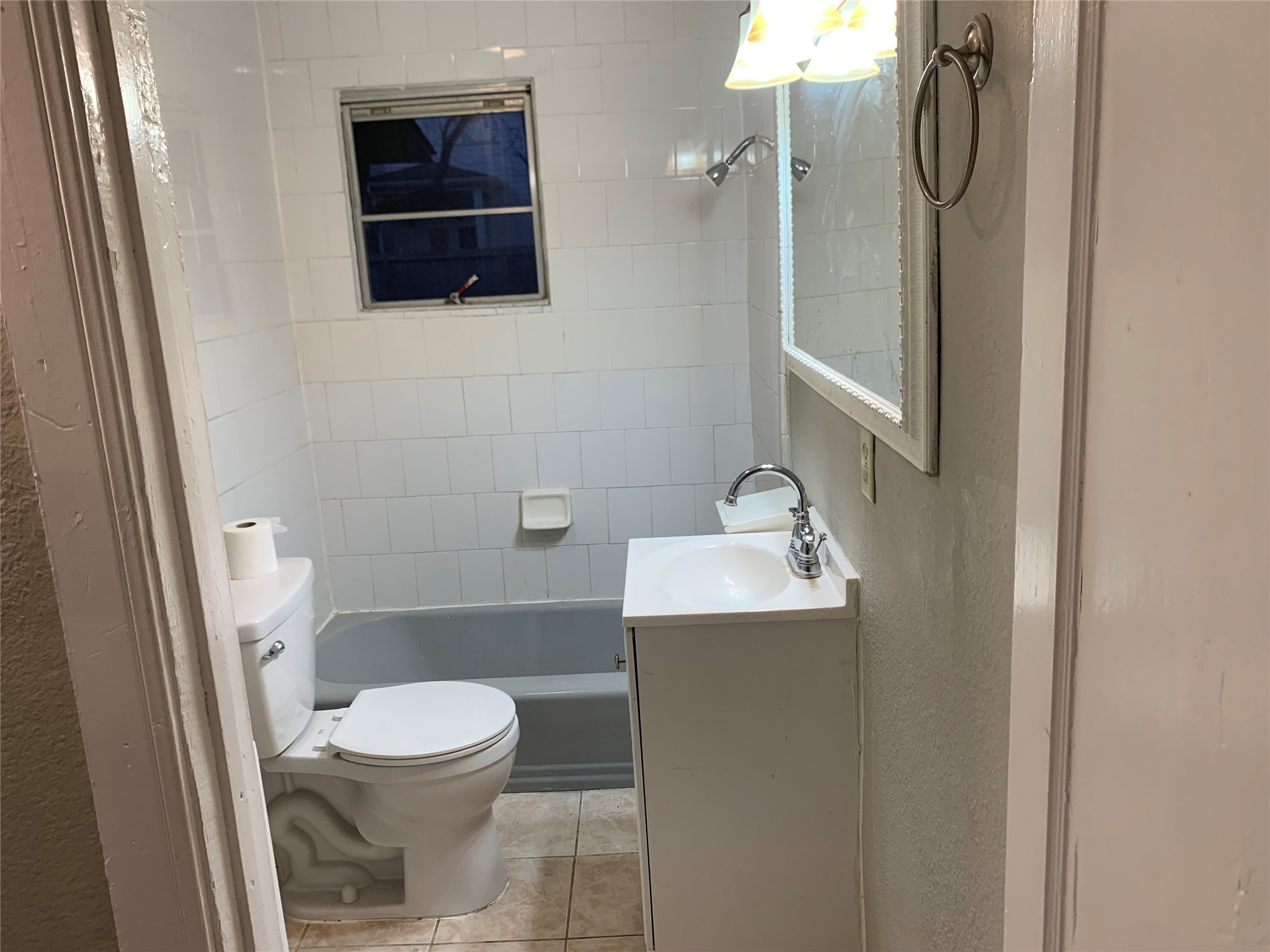 215 East 25th Street Houston, TX 77008 - Photo 11 of 18 a bathroom with a toilet sink and shower