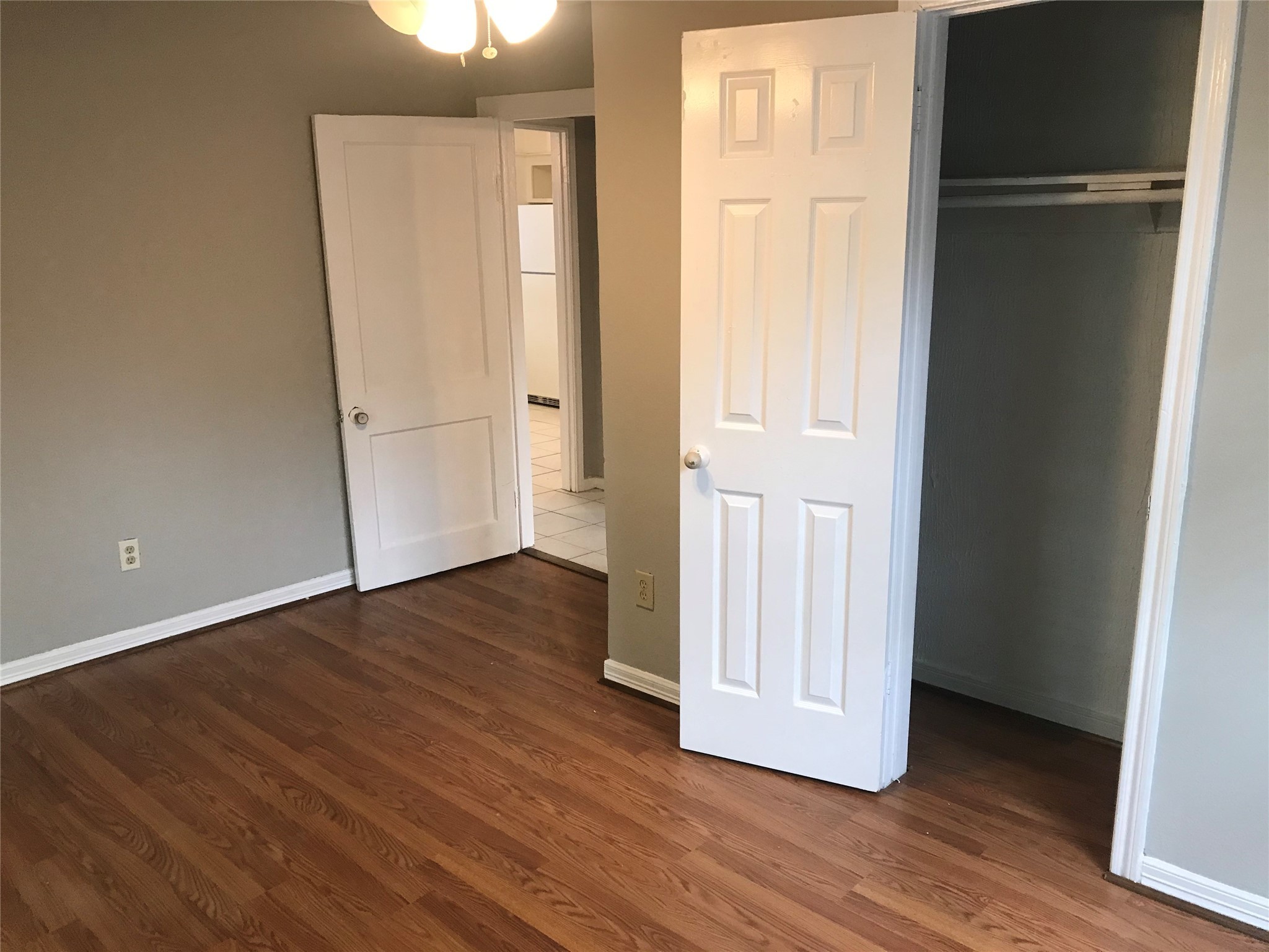 215 East 25th Street Houston, TX 77008 - Photo 15 of 18 a view of a hallway with wooden floor