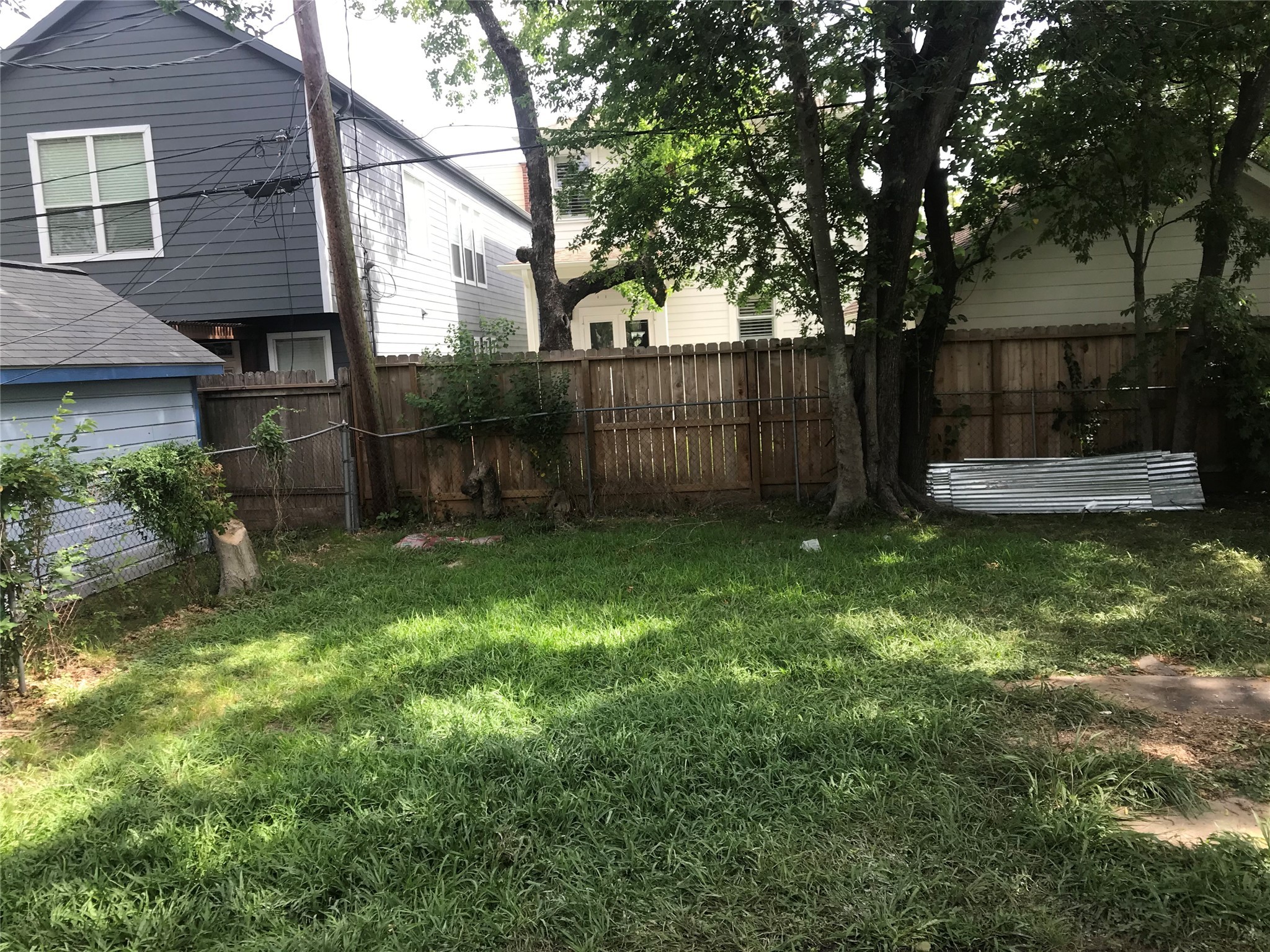 215 East 25th Street Houston, TX 77008 - Photo 16 of 18 a view of a backyard