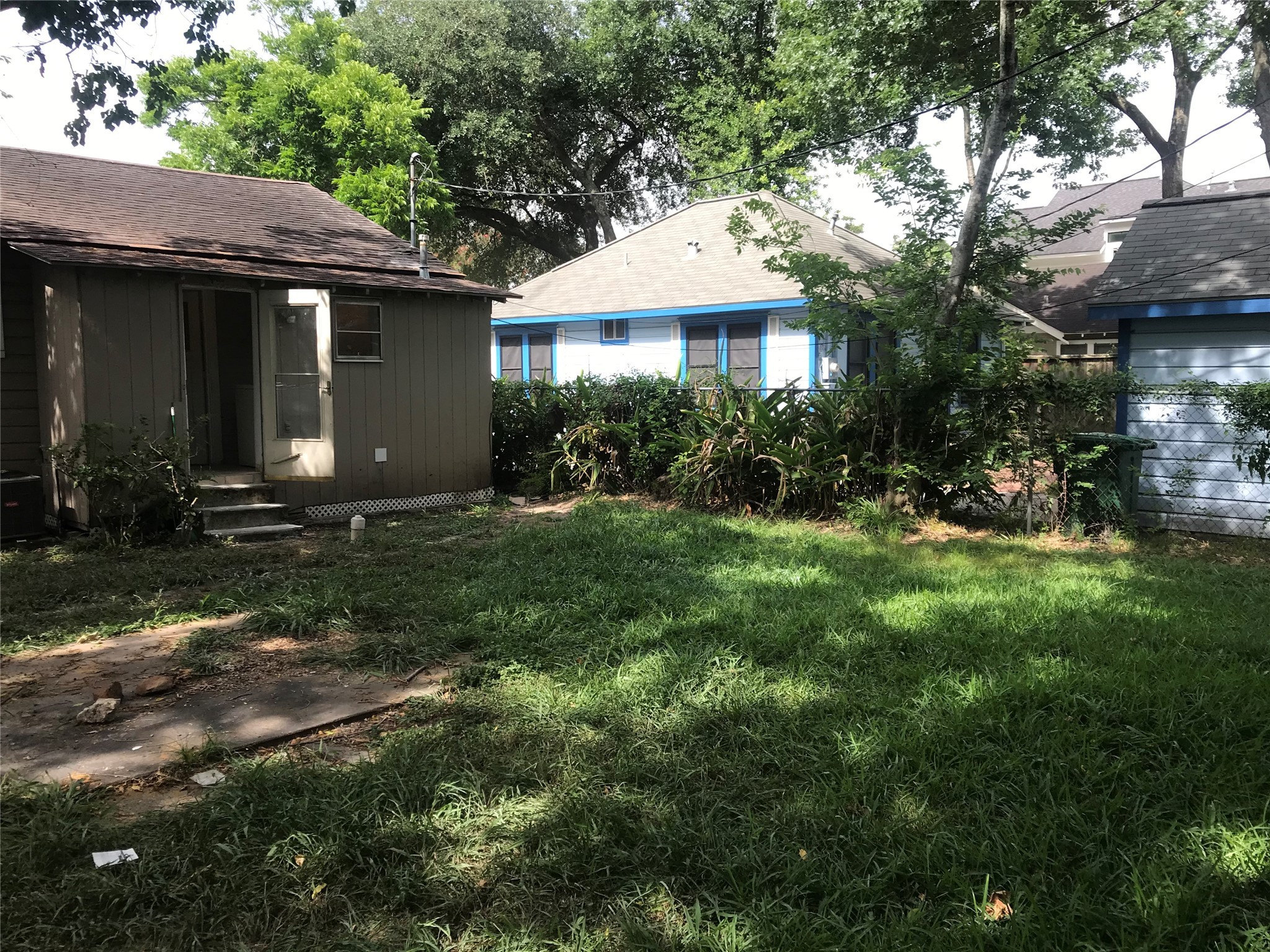 215 East 25th Street Houston, TX 77008 - Photo 17 of 18 a front view of a house with yard and green space