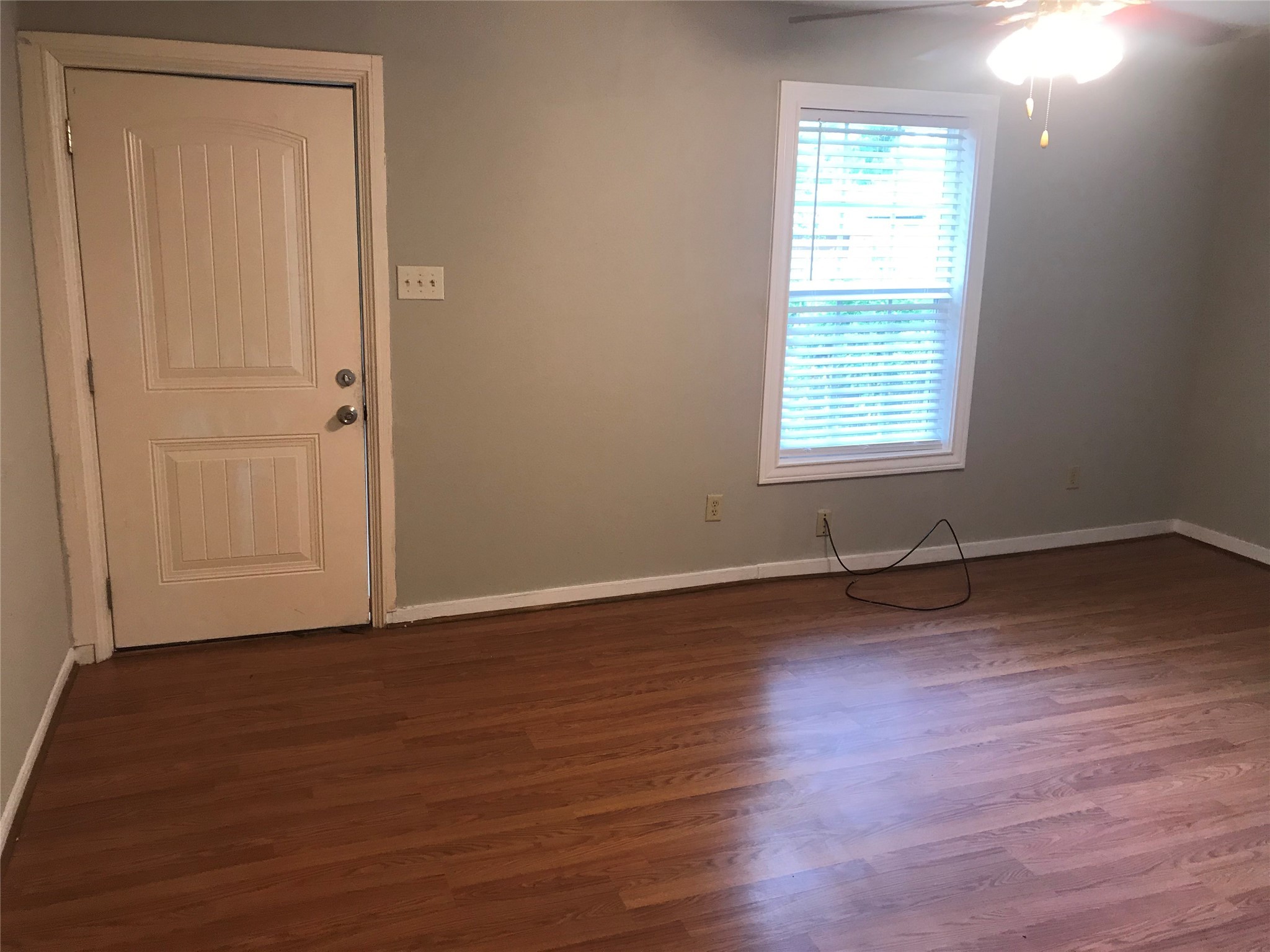215 East 25th Street Houston, TX 77008 - Photo 2 of 18 an empty room with wooden floor and windows