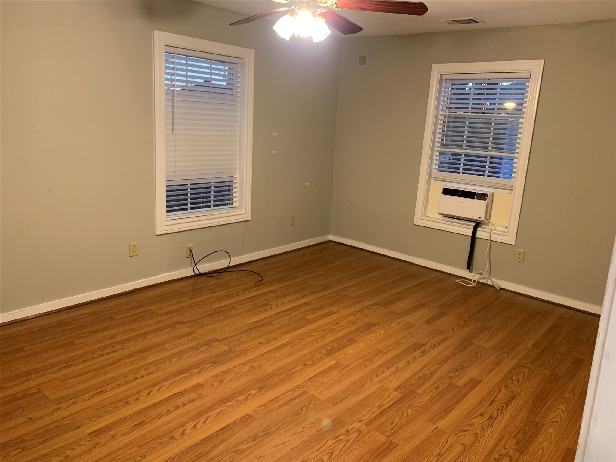 215 East 25th Street Houston, TX 77008 - Photo 3 of 18 a view of an empty room with wooden floor and a window