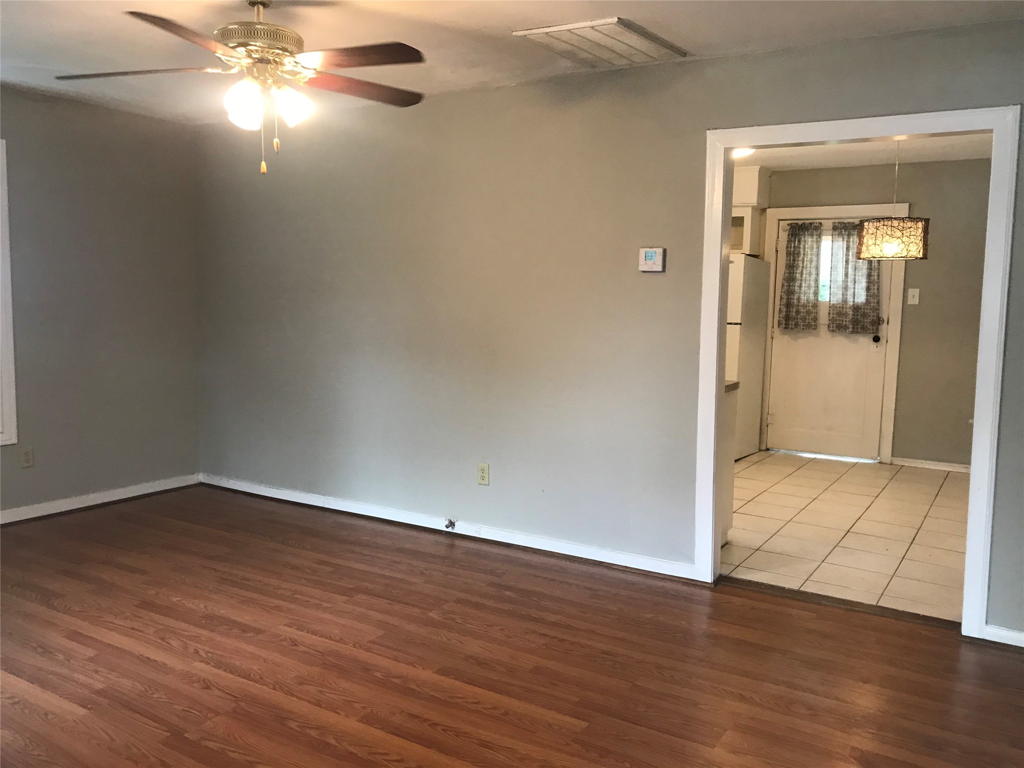 215 East 25th Street Houston, TX 77008 - Photo 4 of 18 a view of an empty room with wooden floor and a mirror